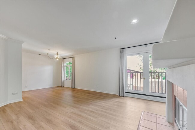Building Photo - Spacious Townhome in Palo Alto