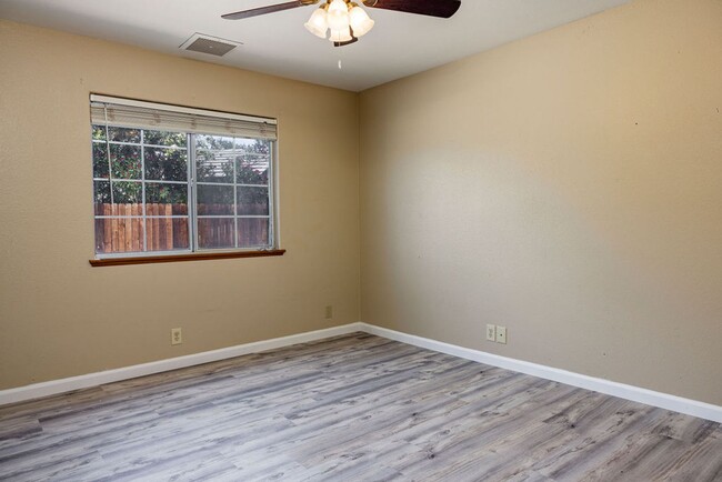 Building Photo - NORTHWEST SOLAR HOME - AVAILABLE NOW!!