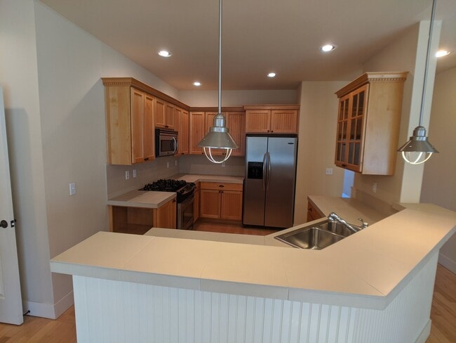 Building Photo - Very nice 2 bed, 2 bath, 1 car garage in S...