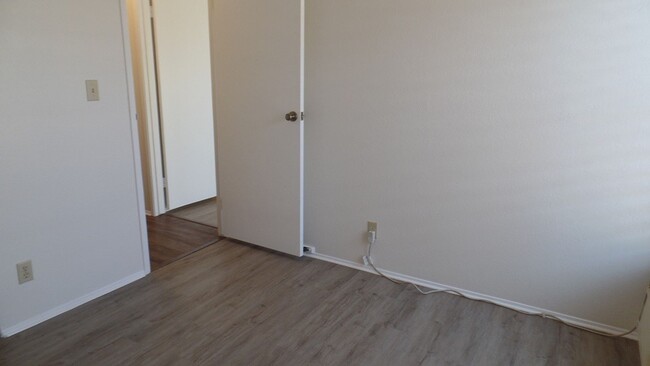 Building Photo - 2 bedroom + loft bedroom, 1 bath, 2 parkin...