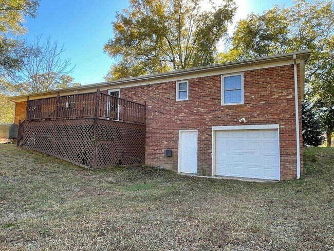 Building Photo - 2-3 BED, 1.5 BATH BRICK HOME