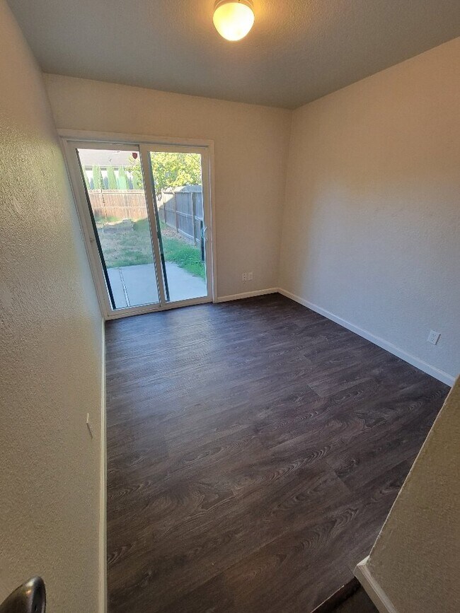 Building Photo - Lovely 3 bedroom 1.5 bath duplex for rent ...