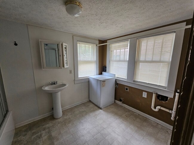 Building Photo - 3 BD / 2 BA Unfurnished