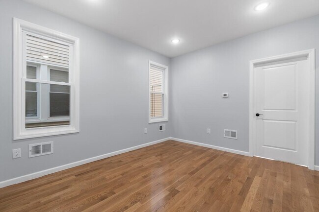 Building Photo - 170 W 10th St