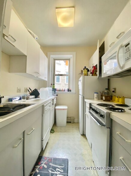 Building Photo - 9 Colborne Rd