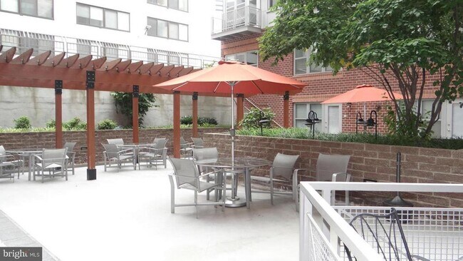 Building Photo - 1300 N St NW