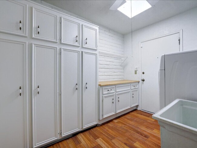 Building Photo - Enjoy stunning Catalina Mountain views fro...