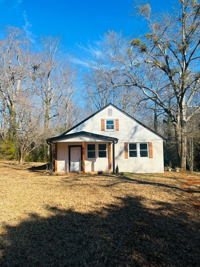 Building Photo - Charming 2-Bedroom, 1-Bath Home on Almost ...