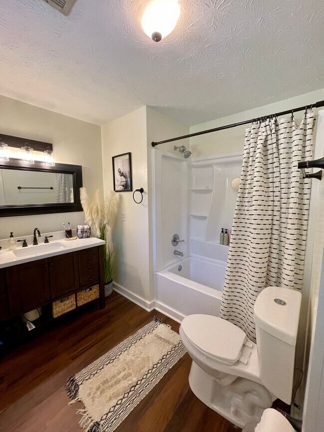 Building Photo - Beautiful newly renovated 3 bedroom 2 bath...