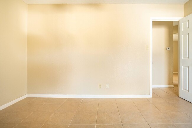 Building Photo - Queen room in 4-bed/2.0-bath Home