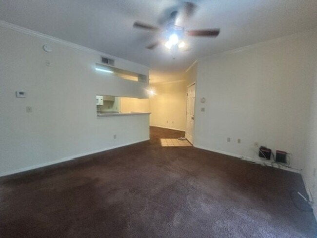 Building Photo - Third floor 1B/1B condo with balcony at Th...