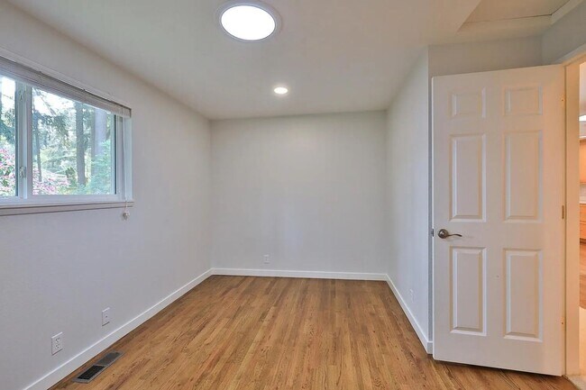 Building Photo - Remodeled Bellevue Home