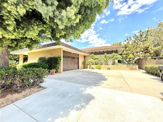 Building Photo - 880 N Gainsborough Dr