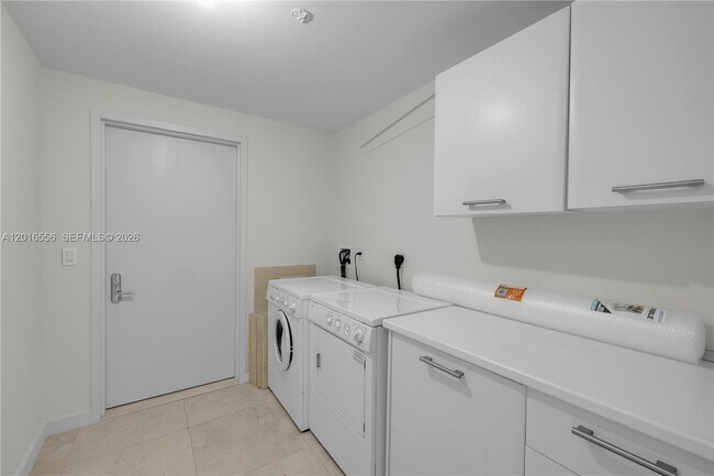 Building Photo - 17121 Collins Ave