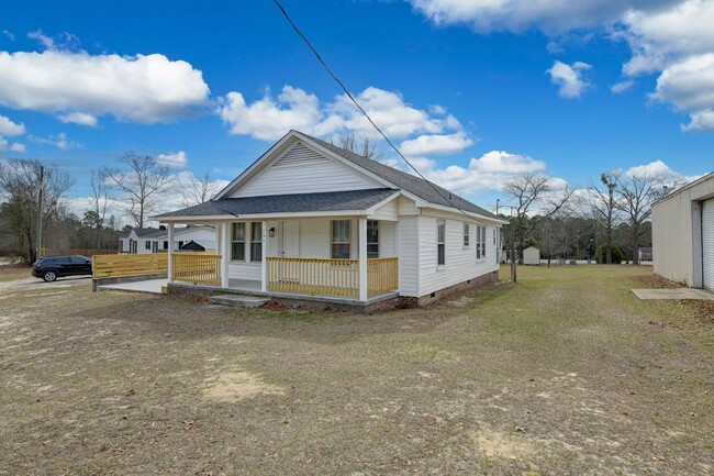 Building Photo - This beautifully renovated 3-bedroom, 2-ba...