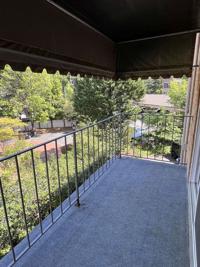 Building Photo - Updated 3 Bed Condo in Myers Park