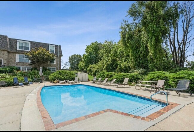 Building Photo - 1100 E 6th St