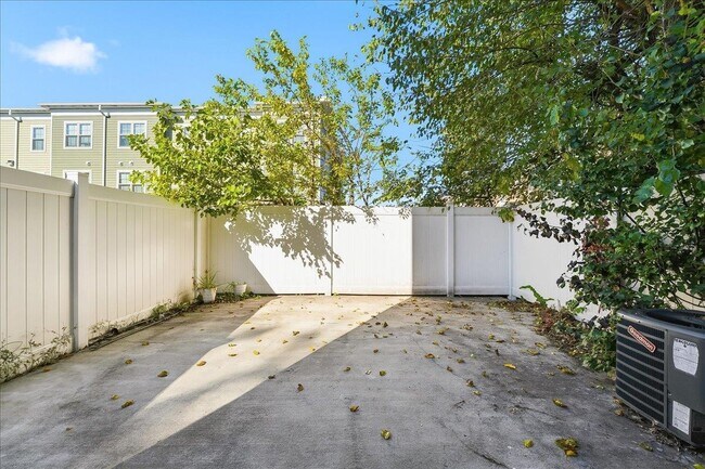 Building Photo - 225 Freeman Ave