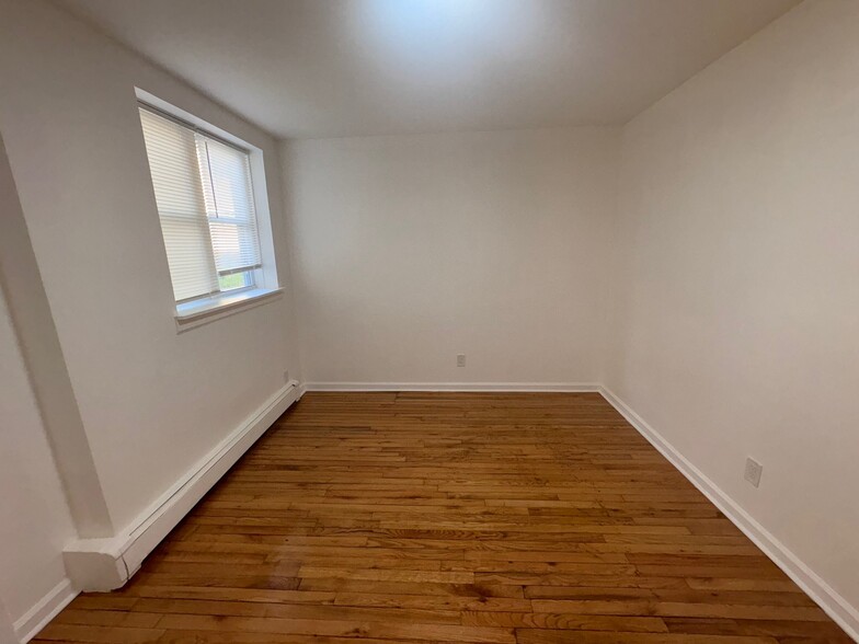 Building Photo - 702-704-704 Fifth Ave