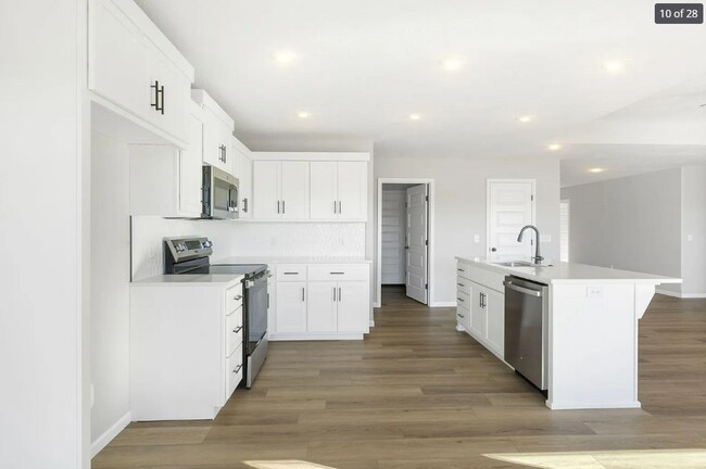 Building Photo - GORGEOUS 4 BED 2 BATH