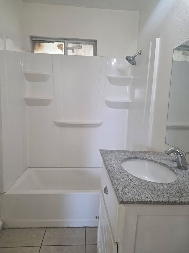 Building Photo - FOR LEASE 2 Bed 1 Bath + Bonus Room SE Bakersfield