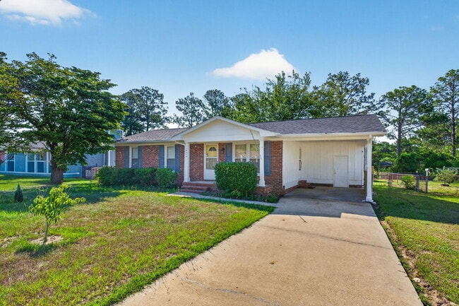Building Photo - "Charming 3-Bed Home with Gleaming Hardwood Floors in Hope Mills!"