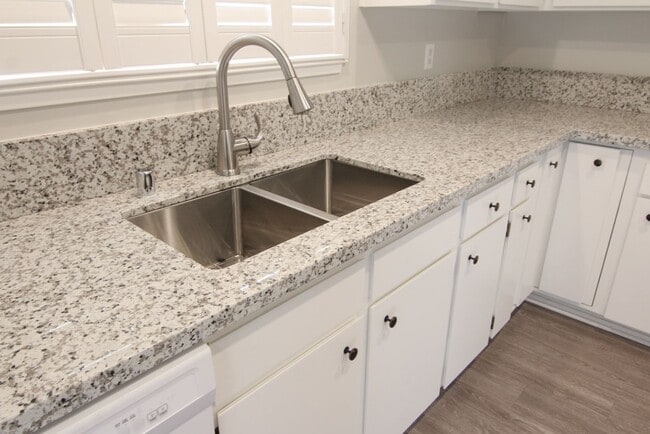 Building Photo - Remodeled Redding Condo!