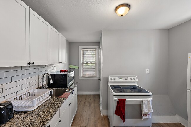Building Photo - 15716 Cherrylawn St