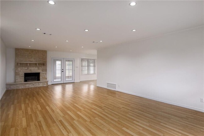 Building Photo - 8706 Primrose Ln