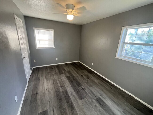 Building Photo - 2713 E 2nd St