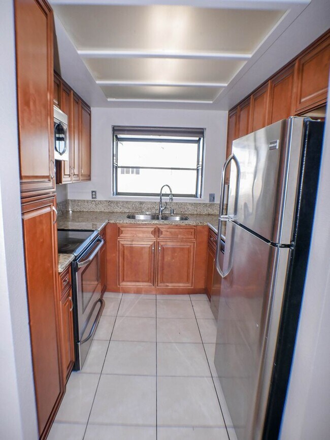 Building Photo - Charming 2 bed/2 bath second level condo with washer/dryer & assigned parking