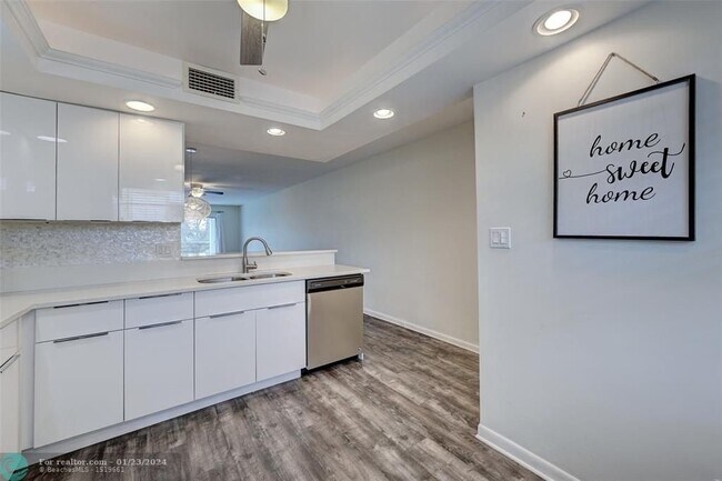 Building Photo - 4401 Martinique Ct