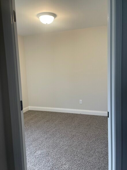 Building Photo - 715 Alexander Way