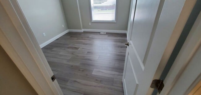 Building Photo - Extraordinary Townhome in Carbondale's South West