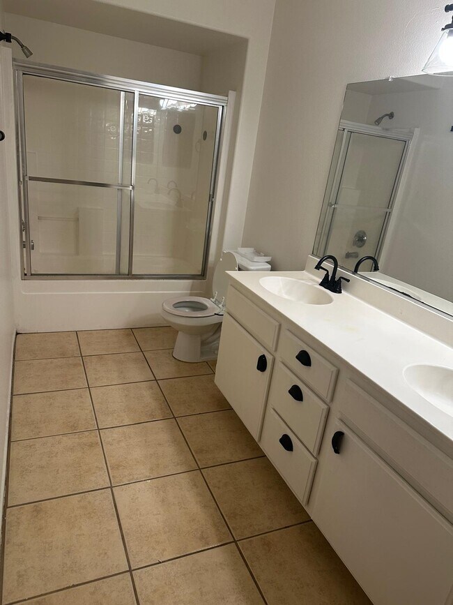 Building Photo - 1050 Harbor Heights Dr