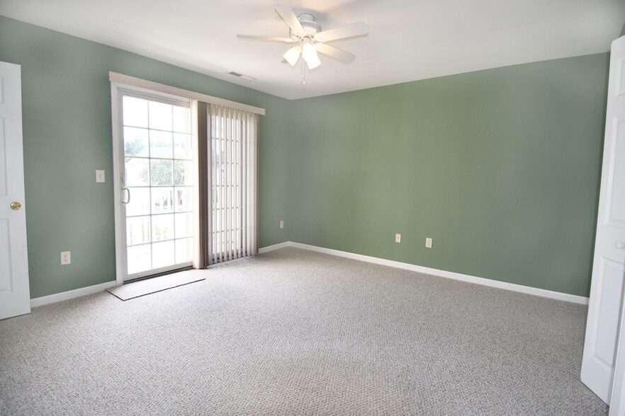 Main bedroom with balcony - 135 Tobin Dr