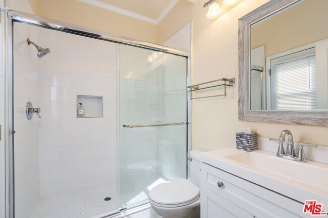 Building Photo - 5683 Hazelcrest Cir