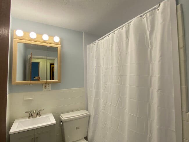 Building Photo - 197 W Wyoming Ave