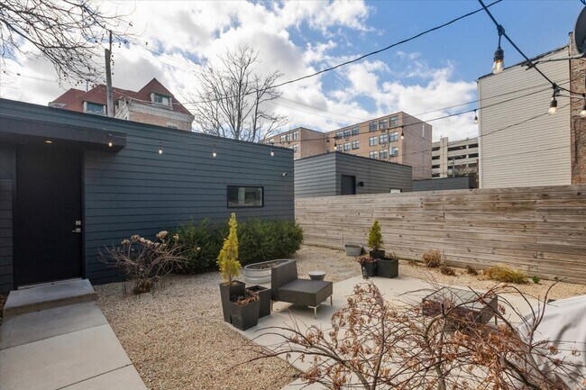 Building Photo - 559 E 50th St