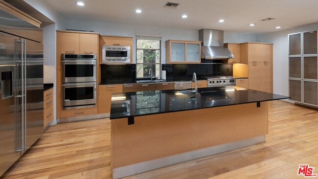 Building Photo - 143 Union Jack Mall