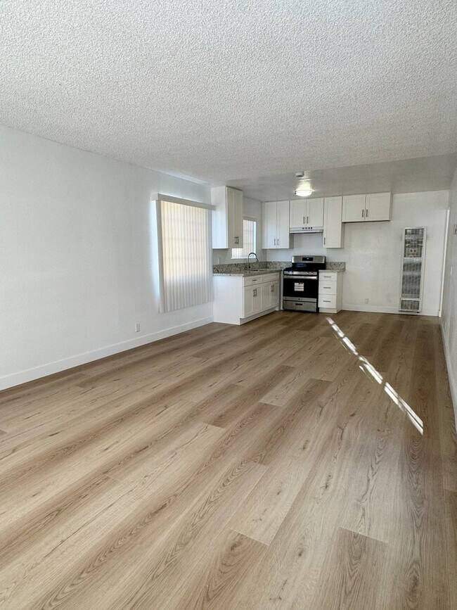 Building Photo - Bright Upstairs 2-Bedroom Apartment in Prime Long Beach Location