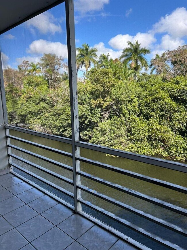 Building Photo - 102 Royal Pk Dr