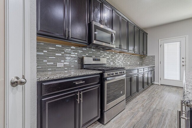 Building Photo - GORGEOUS 4BR 2.5 BATH WITH LOTS OF NEIGHBORHOOD AMENITIES! Available August 7th!