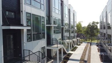 Building Photo - 910 Youngs Ln