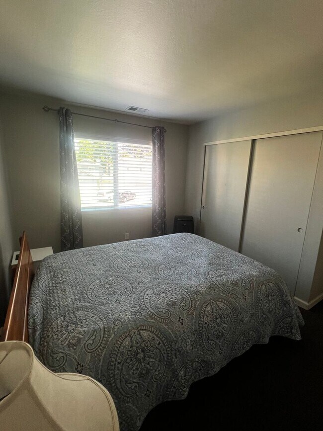 Building Photo - Modern 3 Bed / 2 Bath End Unit Home for Re...