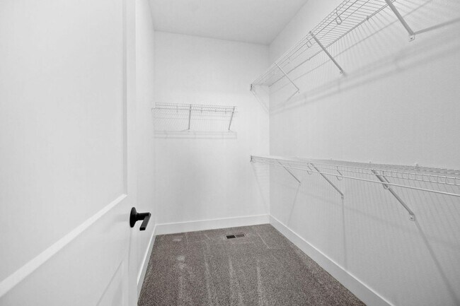 Building Photo - 3 Bedroom Townhome Available November 5th,...