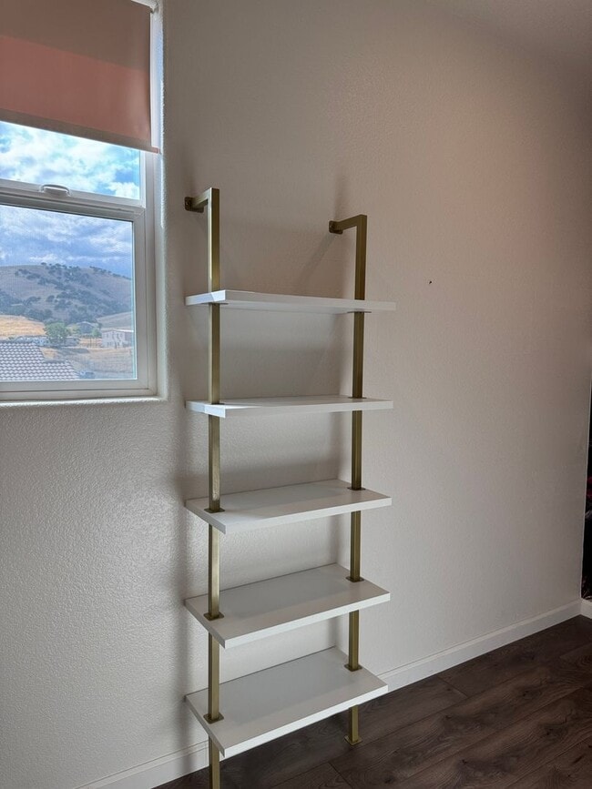 Building Photo - NOW AVAILABLE!! BEAUTIFUL HOME IN GATED CO...