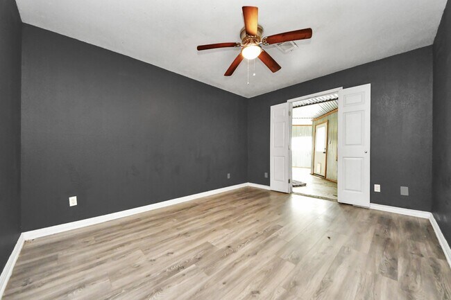 Building Photo - 5001 Glenhaven Dr