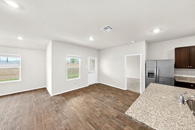 Building Photo - 1 MONTH FREE RENT WITH 18 - 24 MONTH LEASE!!! AVAILABLE THROUGH MARCH ONLY!