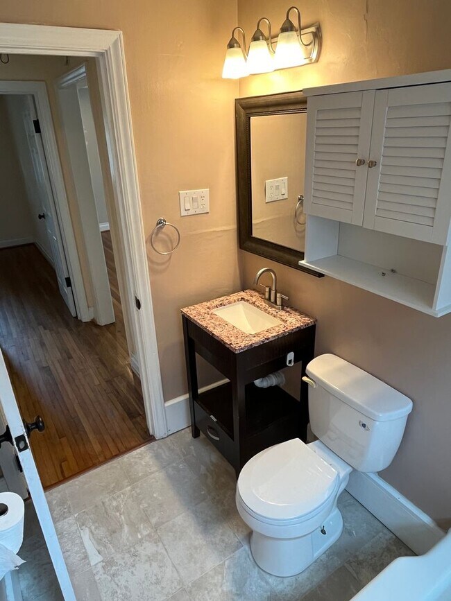 Building Photo - Convenient 2 Bedroom Duplex in SouthEnd